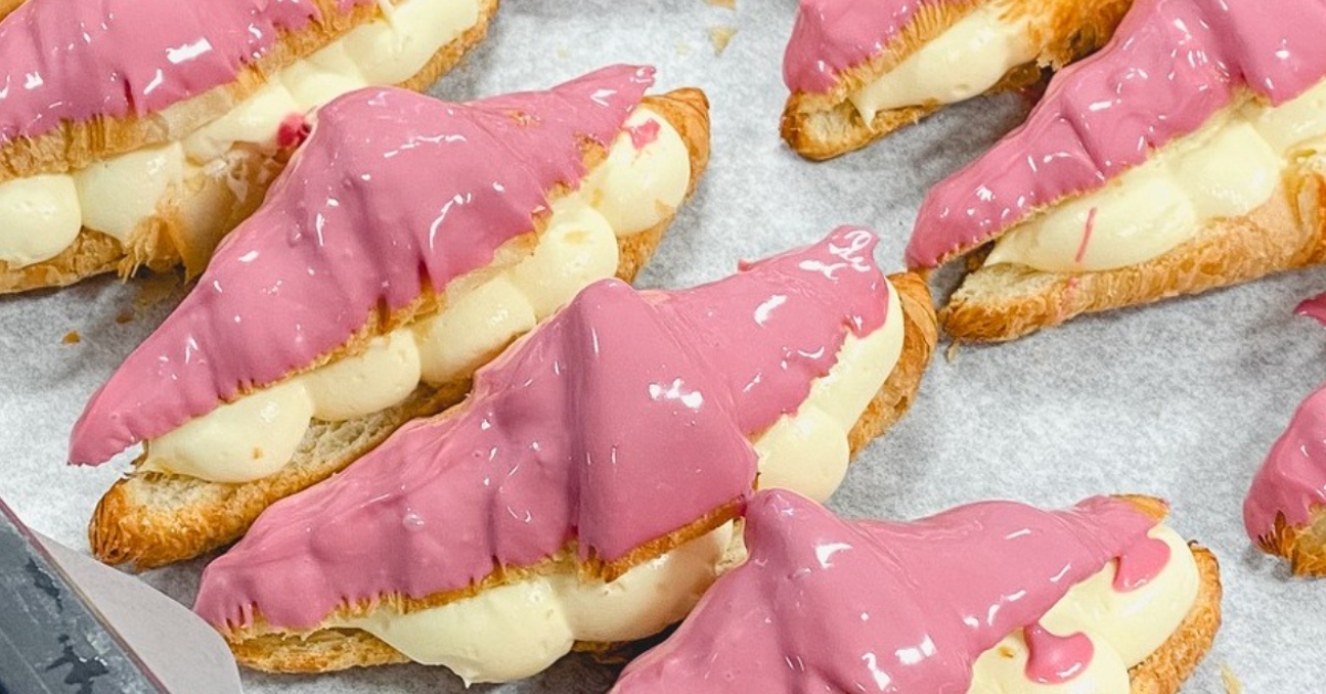 Roze gevulde croissant